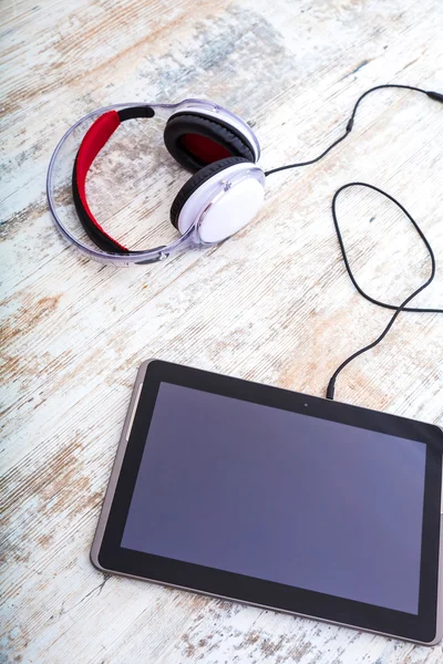 Tablet PC e fones de ouvido — Fotografia de Stock